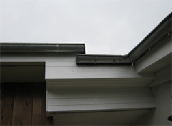 Erneuerung der Dachrinne und Schornsteineinfassung bei einer Dachsanierung in Neugraben-Fischbek